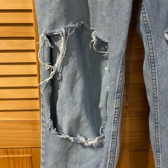 Loose Fitting Jeans with Holes - Picture 5 of 6